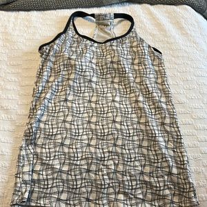 Under Armour black and white design heat gear top size medium!